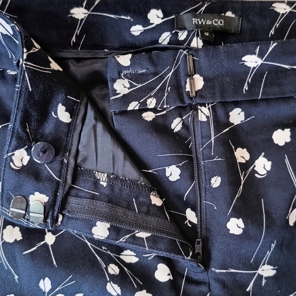 RW&CO Floral Pattern Spring/Summer Capris - Picture 6 of 6